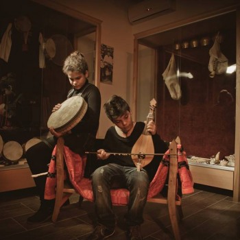 Το Μουσείο Θύραθεν σας περιμένει να εξερευνήσει μαζί σας τον κόσμο της ελληνικής παραδοσιακής μουσικής!